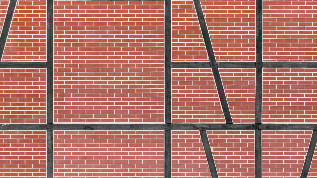 Buitenmuur voegen herstellen: aangetaste voegen in bakstenen gevel die reparatie nodig hebben